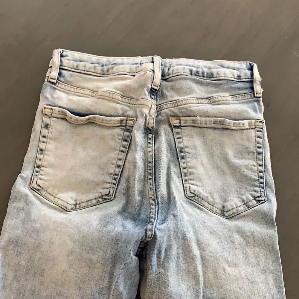 Forever 21 Distressed Light Wash High Rise Jeans - Picture 5 of 6